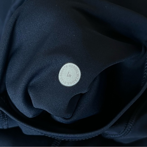 Lululemon fast & free biker short 6” size 4, navy - Picture 8 of 8